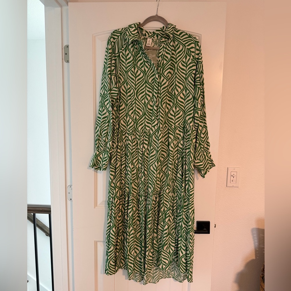 H & M Green Patterned midi Dress